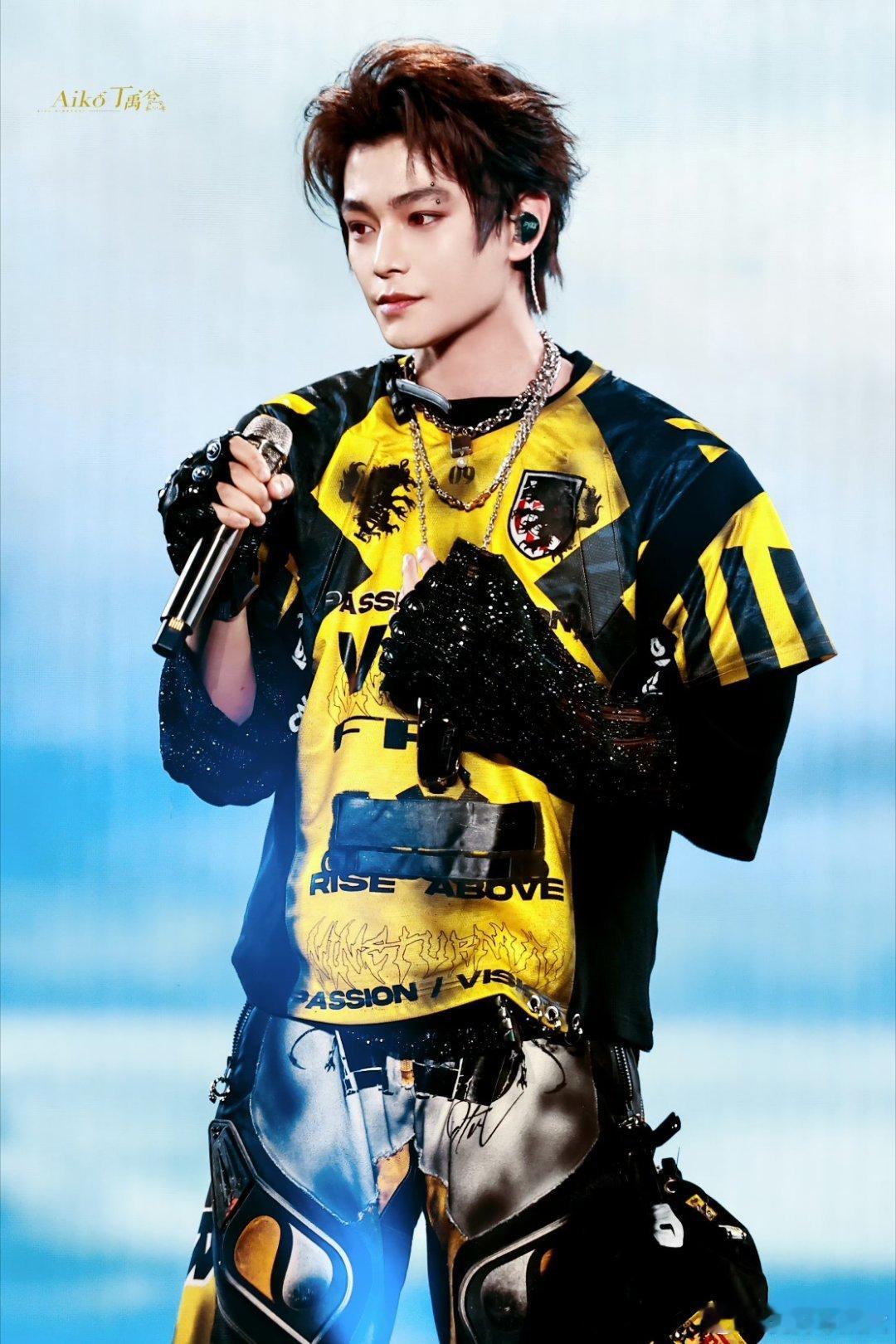 | 别回头别停留往前走，我会站在你身后，继续发光吧