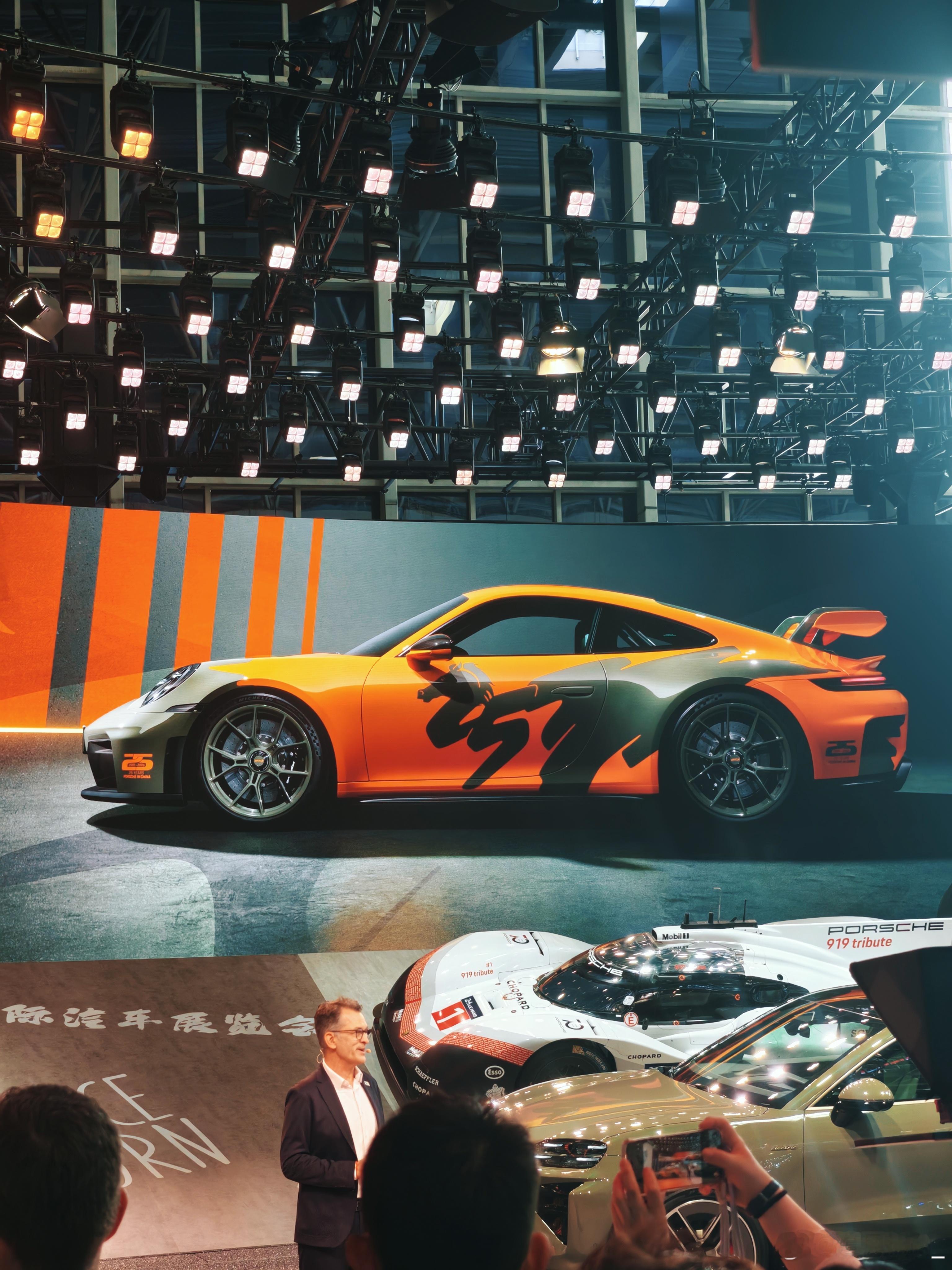 mia的汽车日常 每一次车展 保时捷展台永远是最多人的因为每个人都想看看波子能整