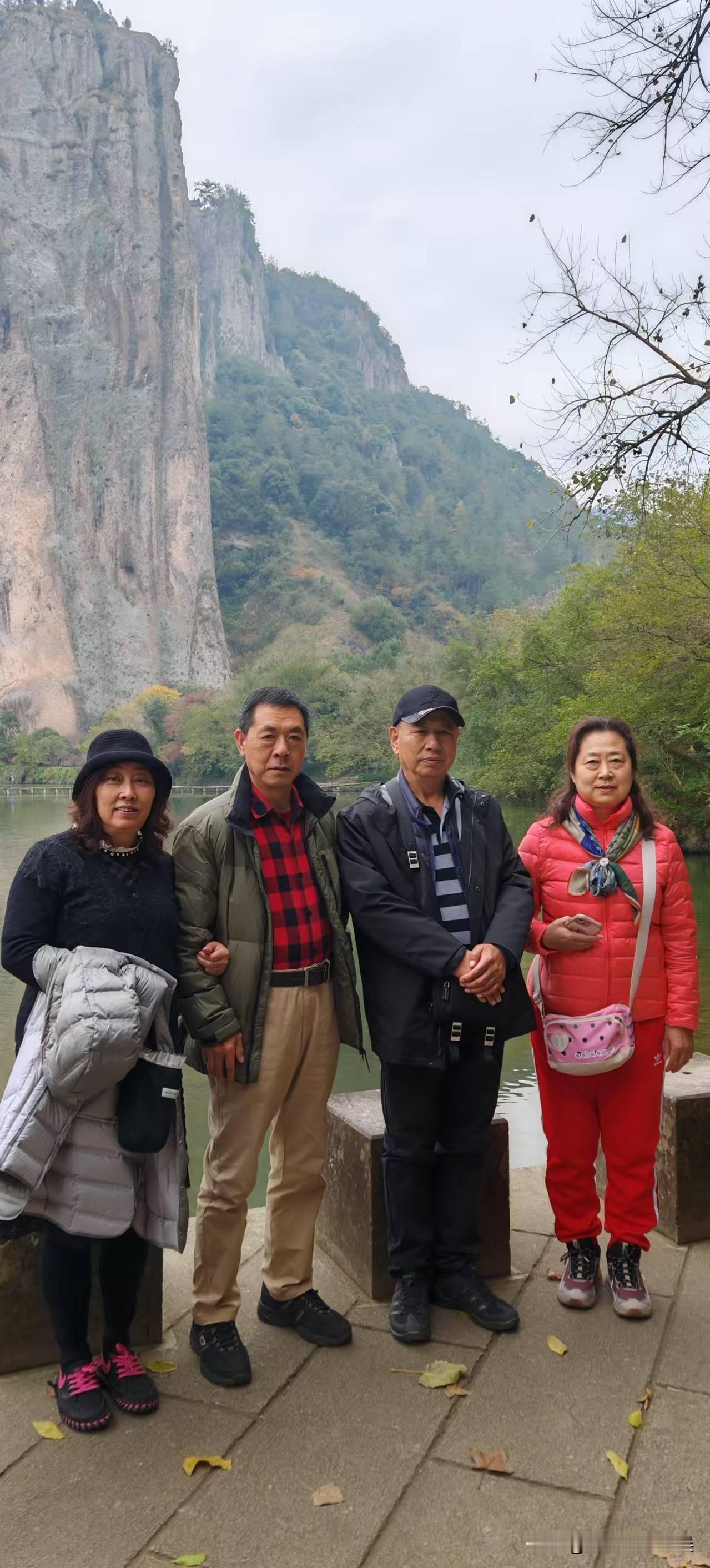 与家人一起探索自然之美，留下难忘的回忆！🍂👨‍👩‍👧‍👦