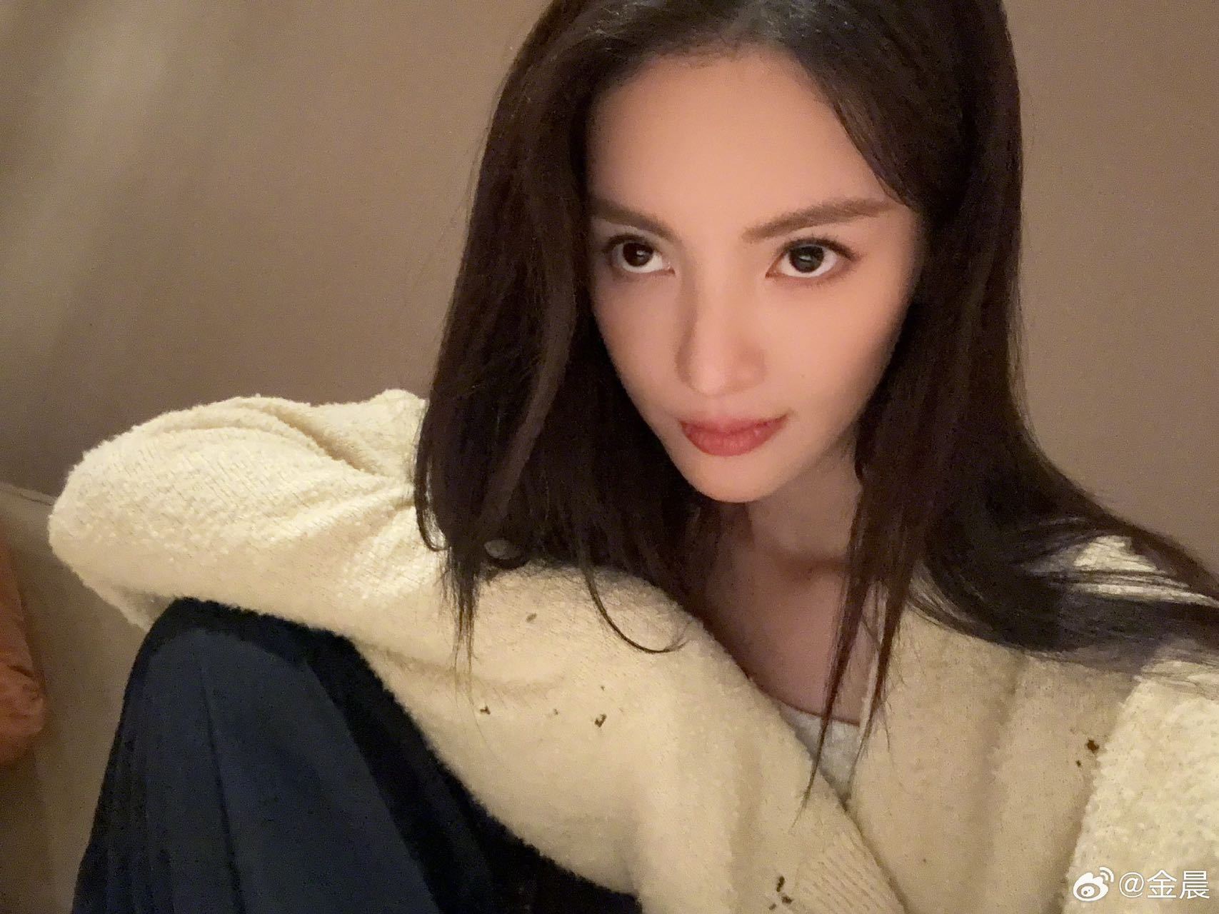 #差点没认出金晨# 看来还是看金晨看少了，金大喜整起活来全是表情包[开学季]但金