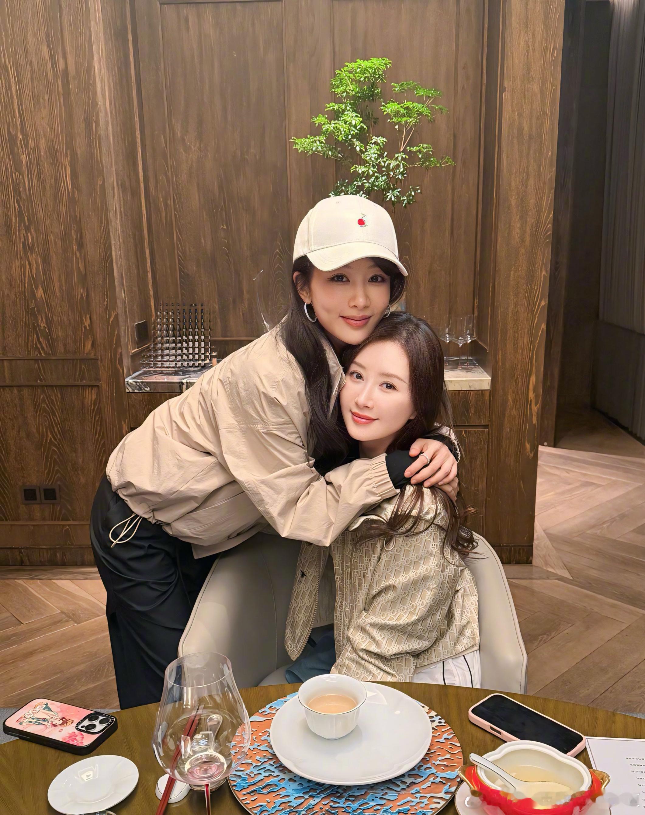 杨紫舒畅合照姐姐舒畅和妹妹杨紫，两个人的缘分可以往前追溯到建宁王妃时期[好爱哦]