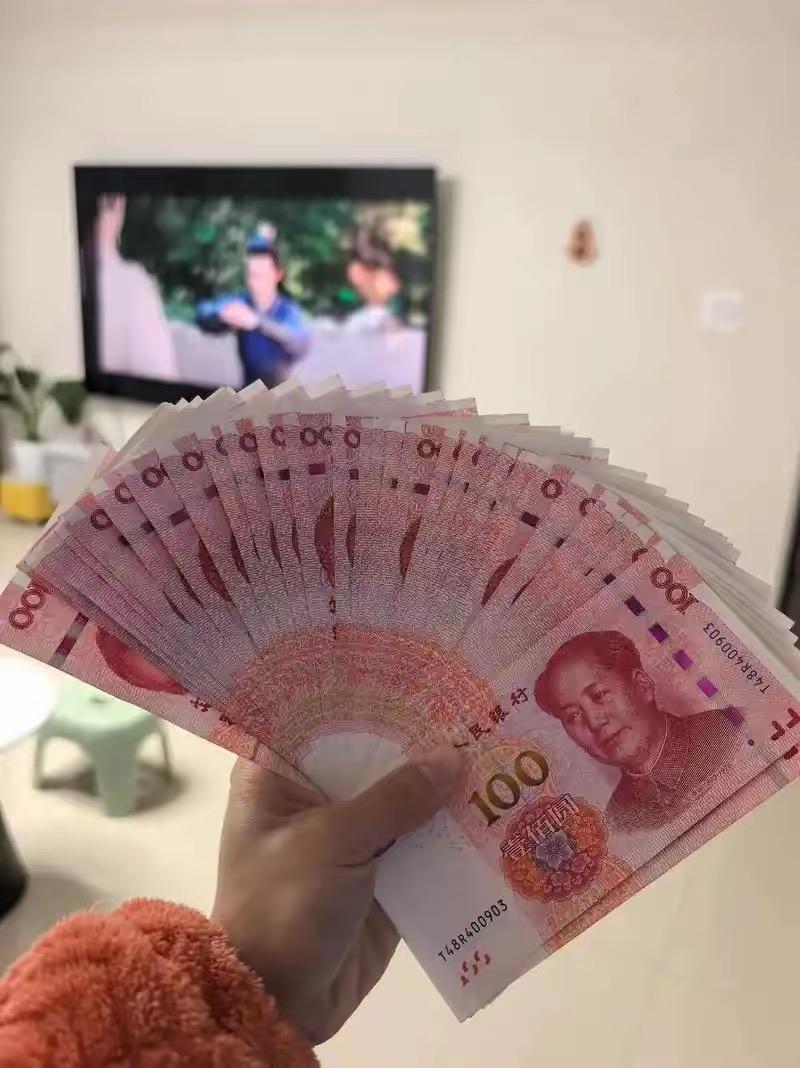 婆家亲戚8年前找我们借了2万块钱，到现在都没还，我老公也给他说了多少回，他要么说