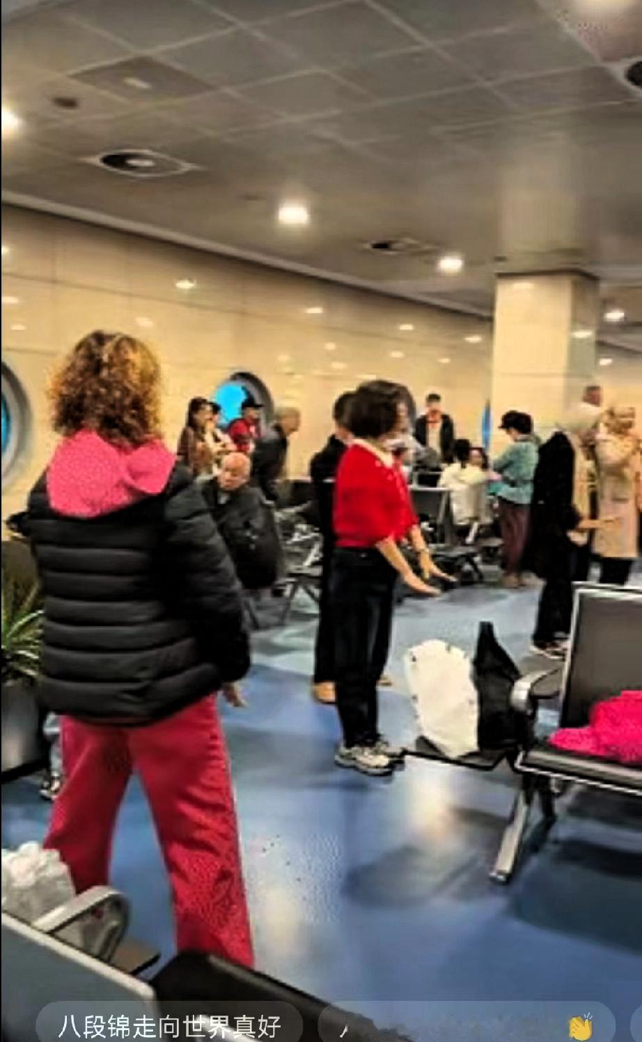 这就是中国文化的魅力！近日埃及开罗机场航班延误，候机大厅里的乘客们大多在默默等候