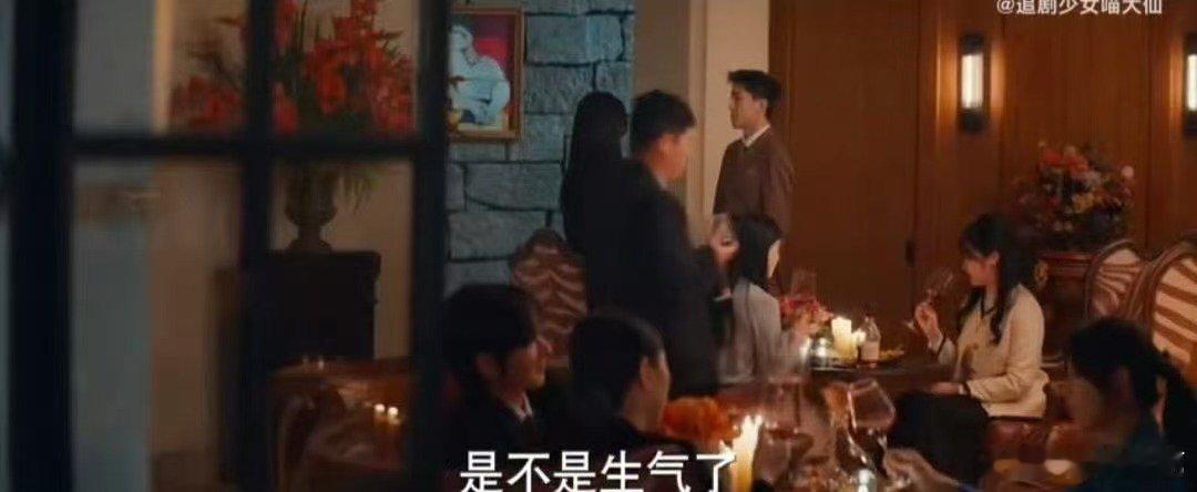 深情眼敬酒修罗场好刺激 修罗场里李靳屿眼含锋利，妈妈虚伪应和，叶濛假意周旋，他轻