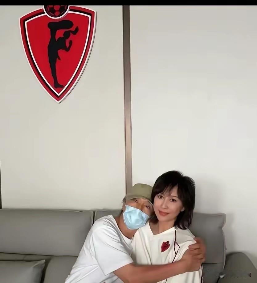62岁周星驰晒出自拍，短短四个字配文：继续努力。
无美颜无滤镜，白发清清楚楚，厚