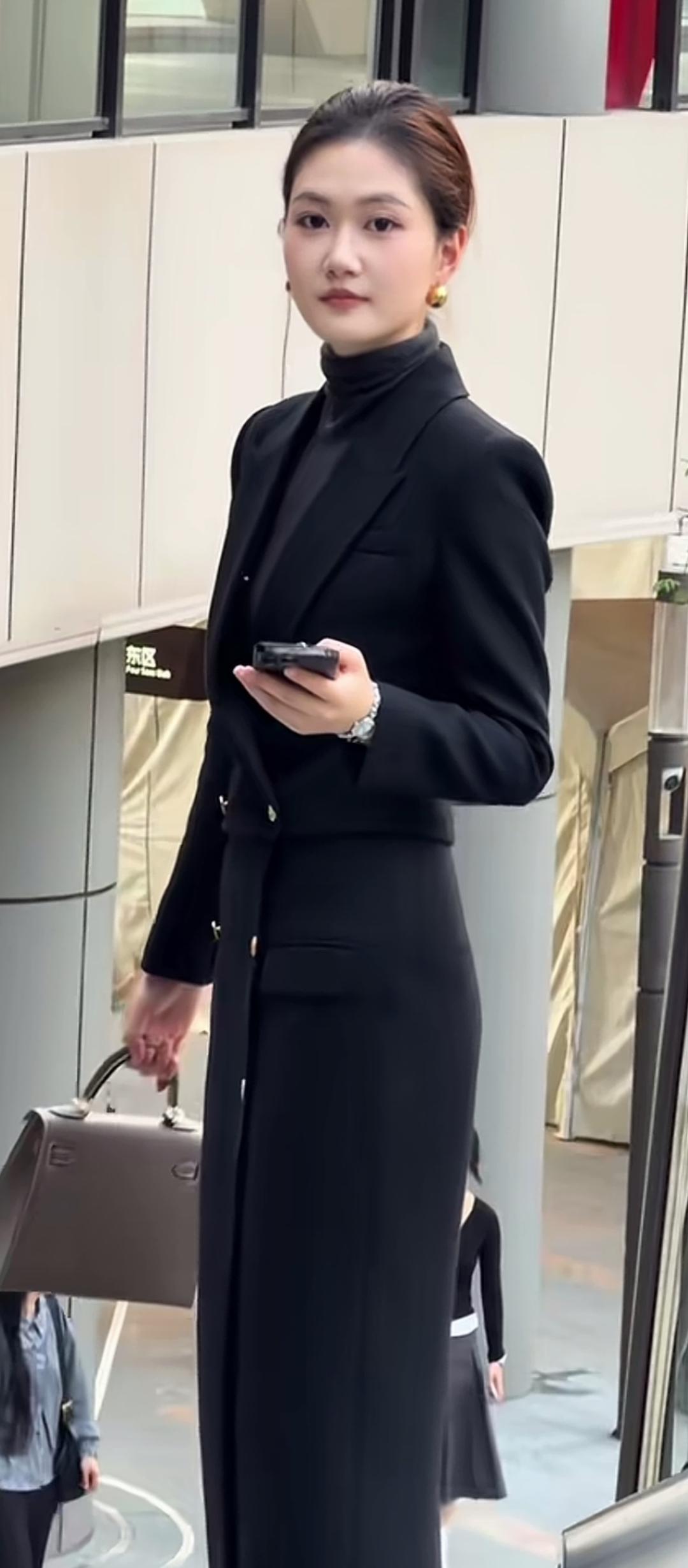 都市女强人穿搭指南：黑色西装+手提包，自信满满！