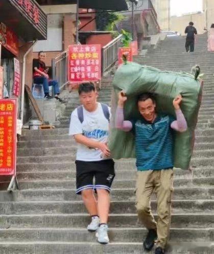 同一个地方，还是父子两人，这就是人生！ 