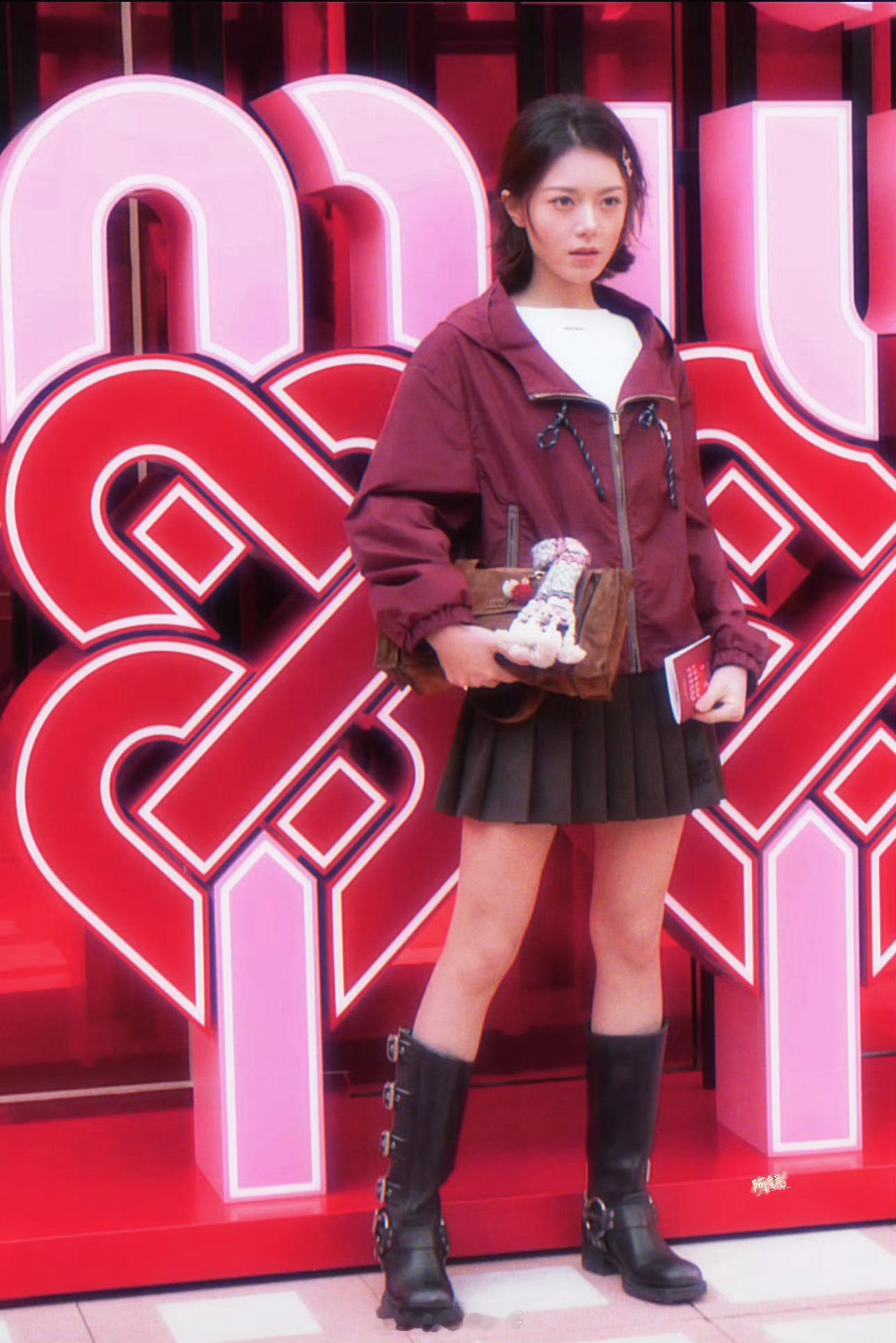 miumiu，21世纪少女们自己的阿依莲 