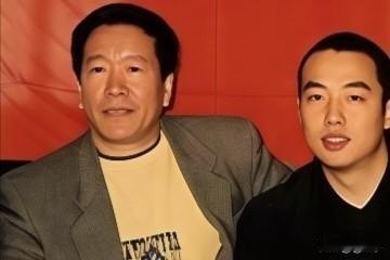他叫王吉新，是刘国梁的岳父、王瑾的父亲。
王吉新曾是辽宁乒乓球队的老教练，当年是