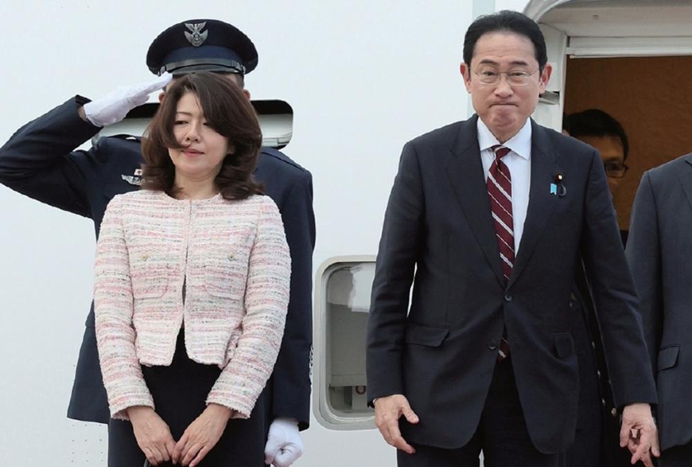 在西边“金蝉脱壳”尚无结果，中东又面临沦陷危局时，美国开始在东边玩“围魏救赵”，