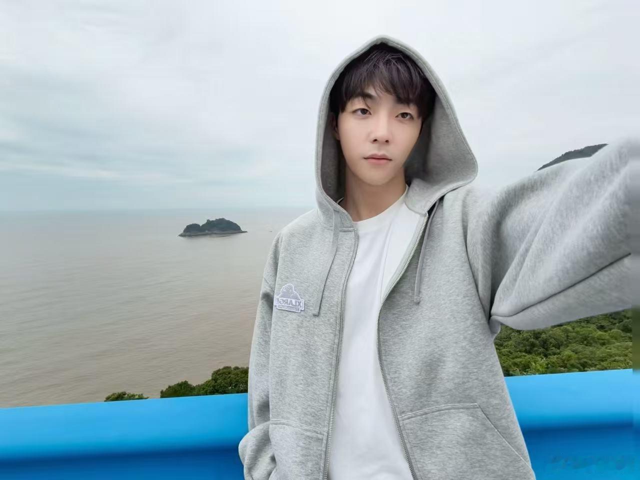 陈立农我要忧郁一阵子了陈立农忧郁氛围感照 活久久改编自真实故事这一点就很有分量，