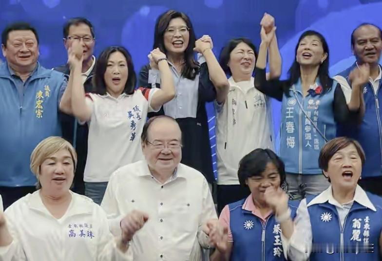 最近岛内水果产销话题吵得沸沸扬扬，国民党24日把“行动中常会”开到台东，郑丽文火