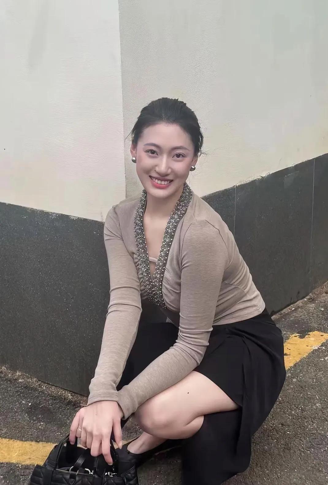 笑的背后是咬牙坚持，
到了中年才能体会！