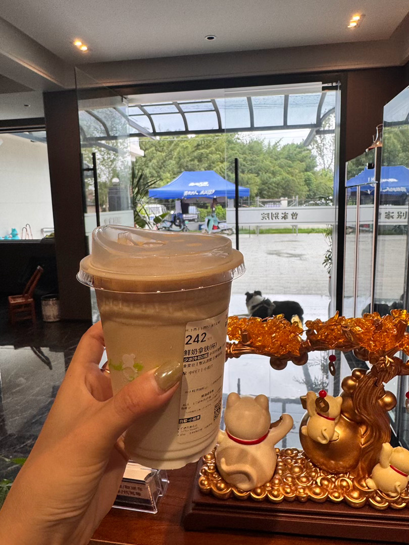 每天有人给我送杯咖啡就好了哈哈 ​​​