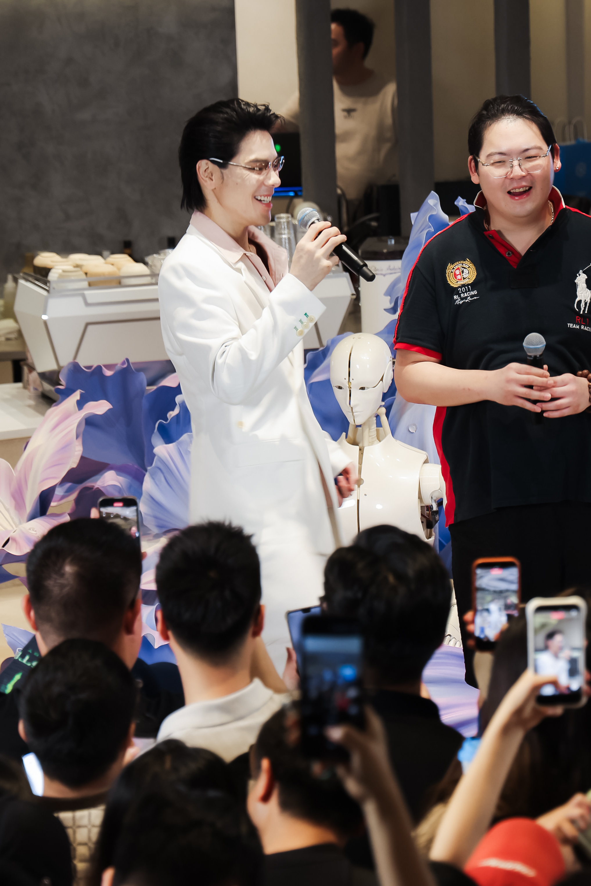 向佑说向佐是一生依靠向佐 的温柔藏在细节了，见面会现场人很多，向佐尽量照顾到每一
