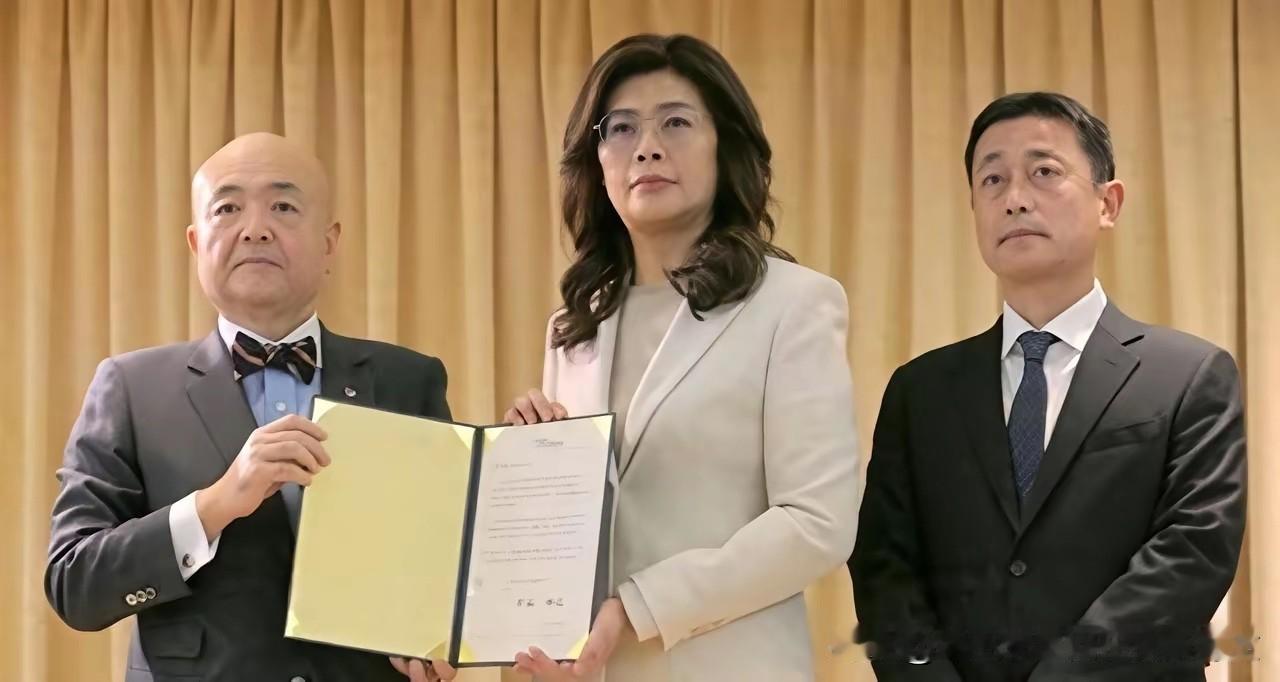郑丽文在回答为什么向日本捐款时回复“日本是礼仪之邦”，真是人与人之间看法天差地别
