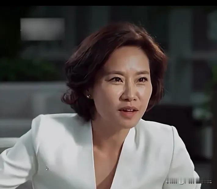 主持人三连问京东CEO？？

刘强东流露出的表情耐人寻味..是强颜欢笑还是故作镇