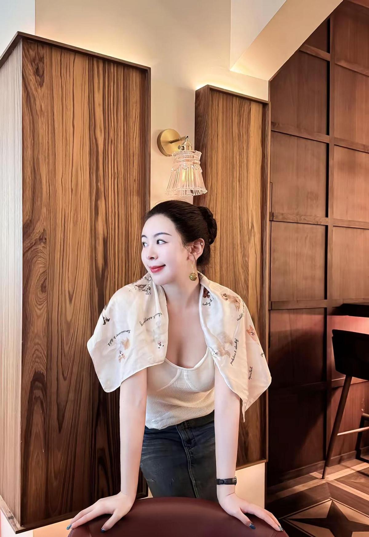 玫瑰从不跟人讲道理，但它一开，你就不敢吱声了。
现在女人穿衣服，不靠流量密码，不