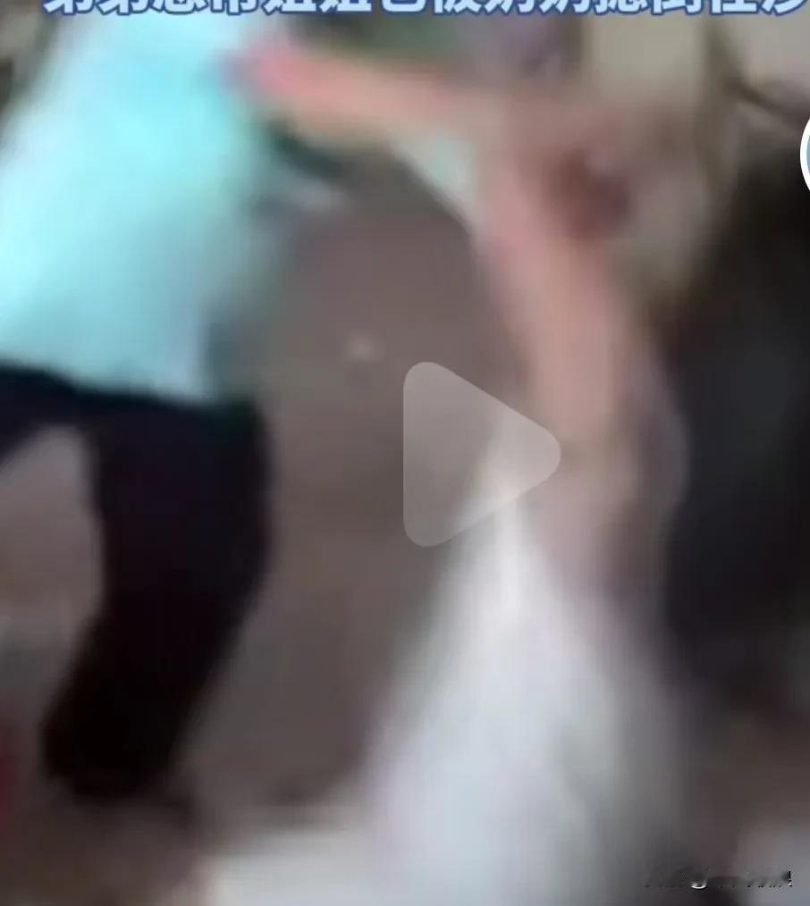 婆婆剩儿媳不在家讲儿媳的坏话，孙女听不下去为维护妈妈的名誉，叫奶奶不许讲妈妈的坏