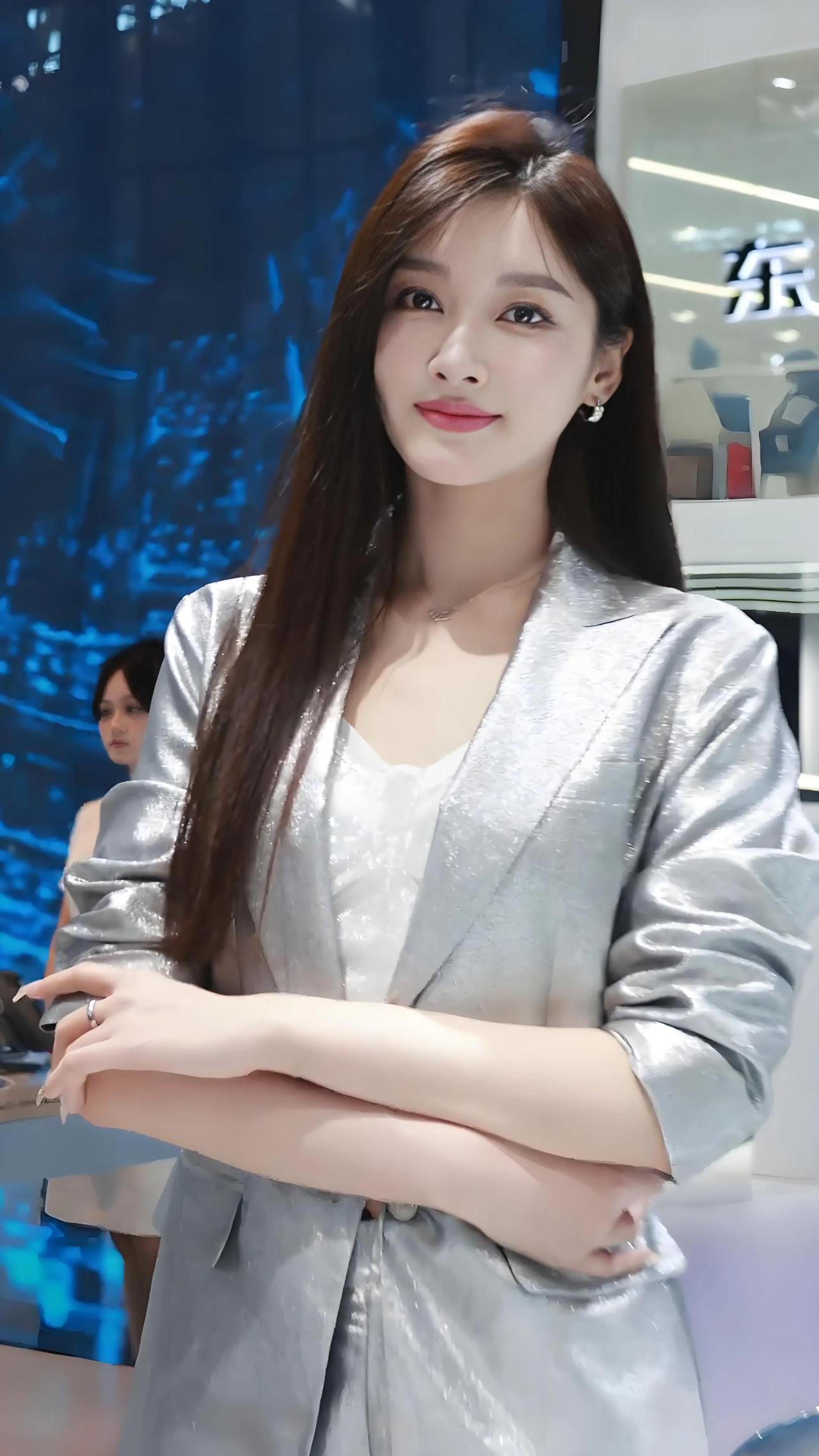 车展上，银色西装尽显时尚靓丽美女车模。