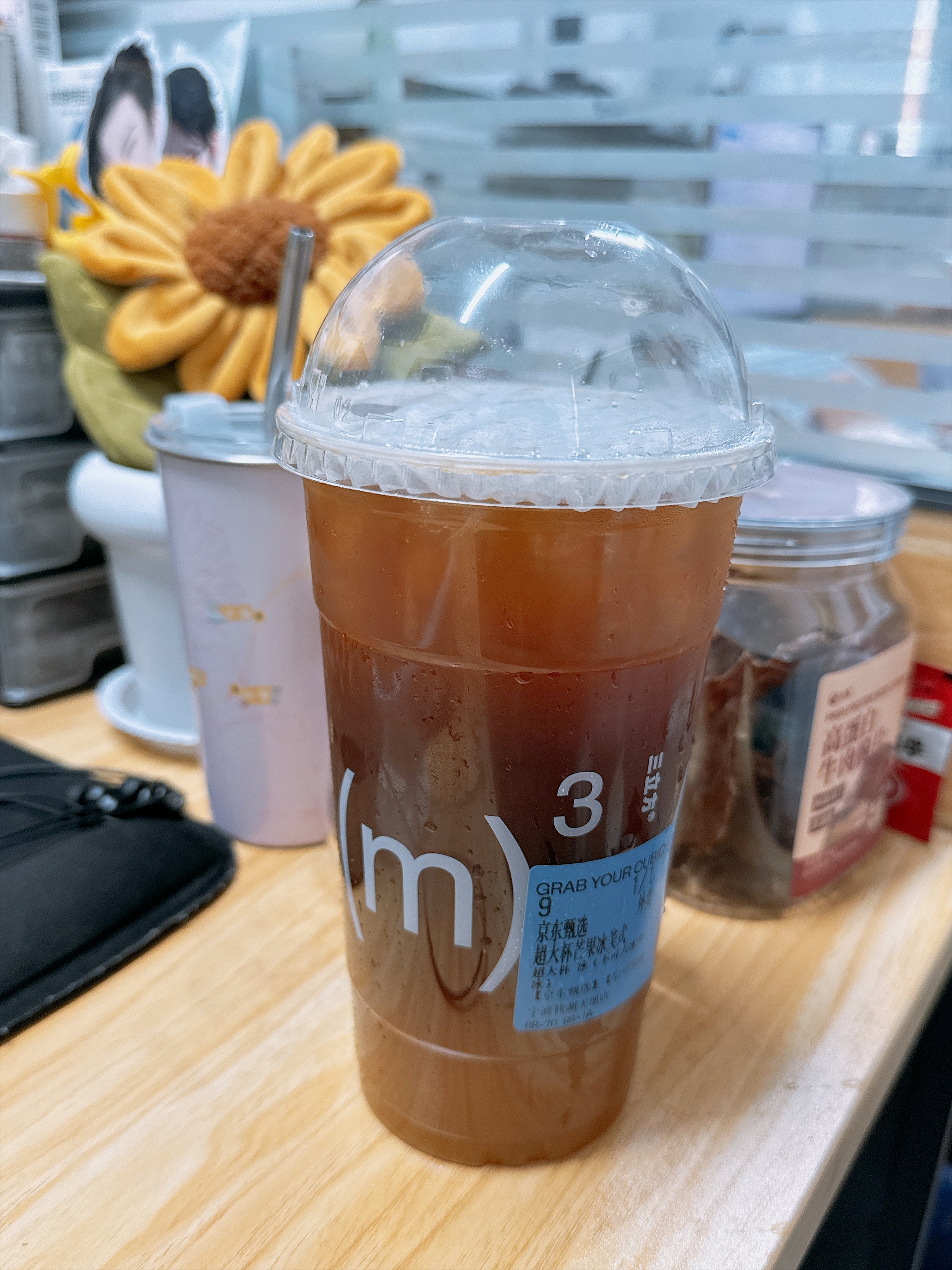 今天上班路上看到了1杯掉地上的美式和7张大饼，这意味着什么？这意味着今早有8个伤