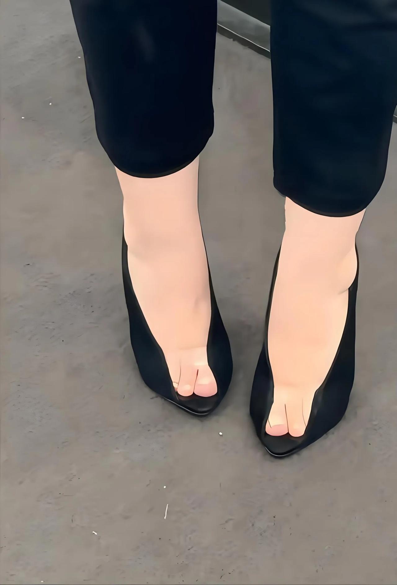 看到女同事穿的高跟鞋，怎么感觉哪里怪怪的？