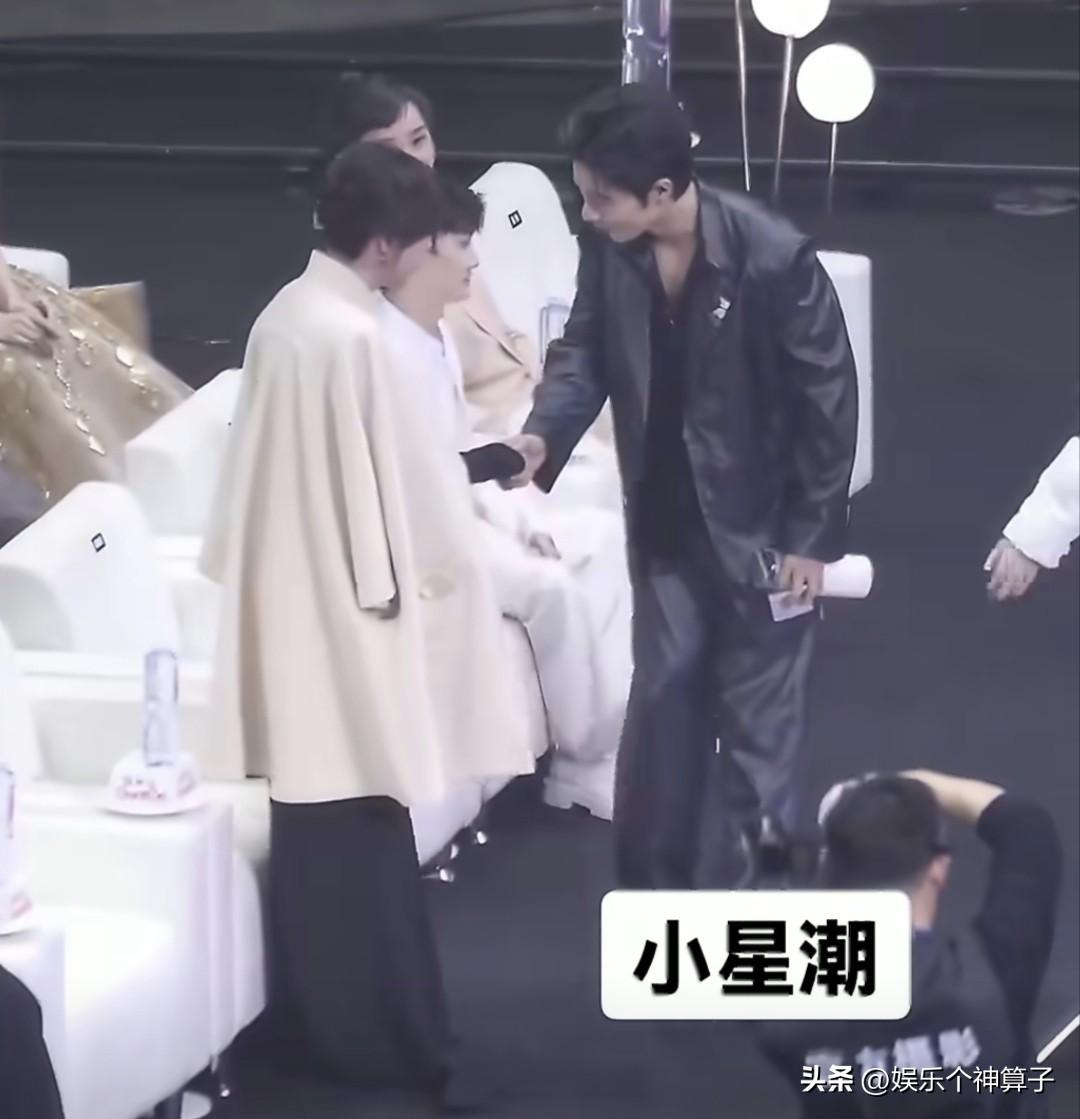 细节见人品！
电视剧品质盛典这一夜，肖战的言行举止，让大家对当红艺人，“小鲜肉”