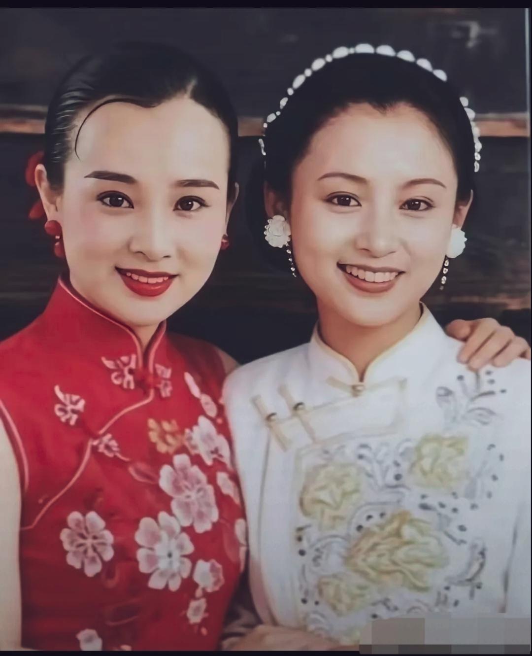 这位红衣女子是谁呀，竟然与陈红长的一模一样！