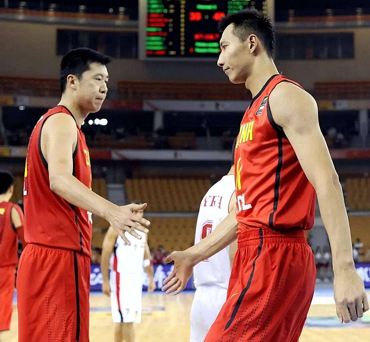 为啥不少人觉得王治郅比易建联强？

王治郅的技术风格，在当年简直是 “鬼斧神工”