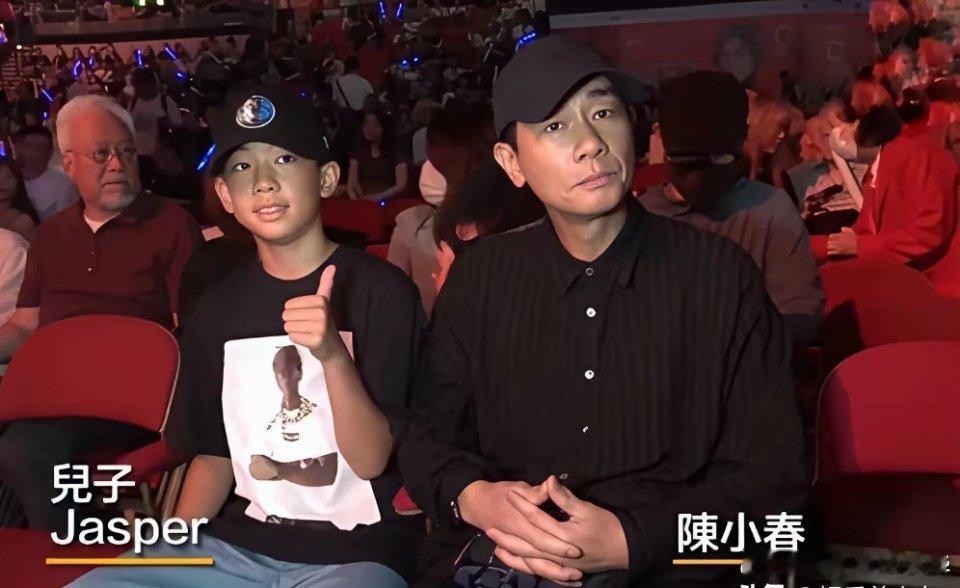 陈小春带Jasper看演唱会，父子俩一个社恐一个社牛，同框模样太像。8月3日，陈