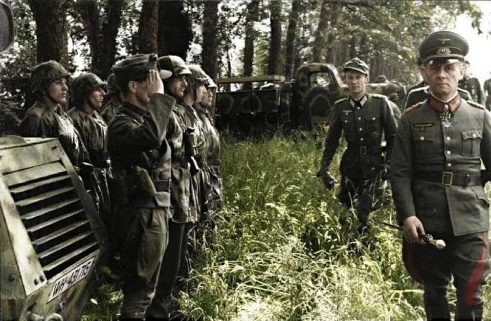 1944年5月30日，陆军元帅埃尔温·隆美尔在诺曼底视察第21装甲师。...