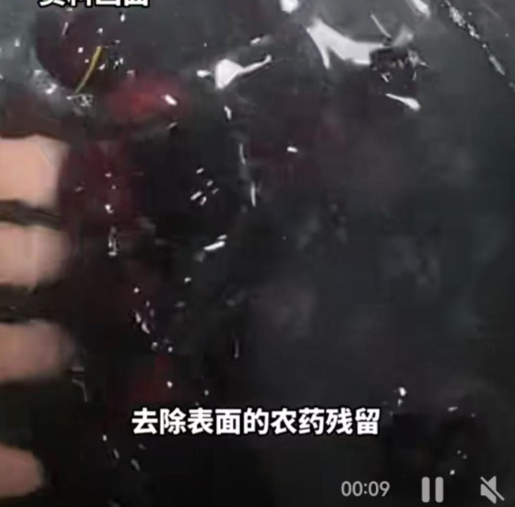 车厘子表面的那些小白点到底要不要洗掉？1月4日有医生给出了专业建议，光用清水冲洗