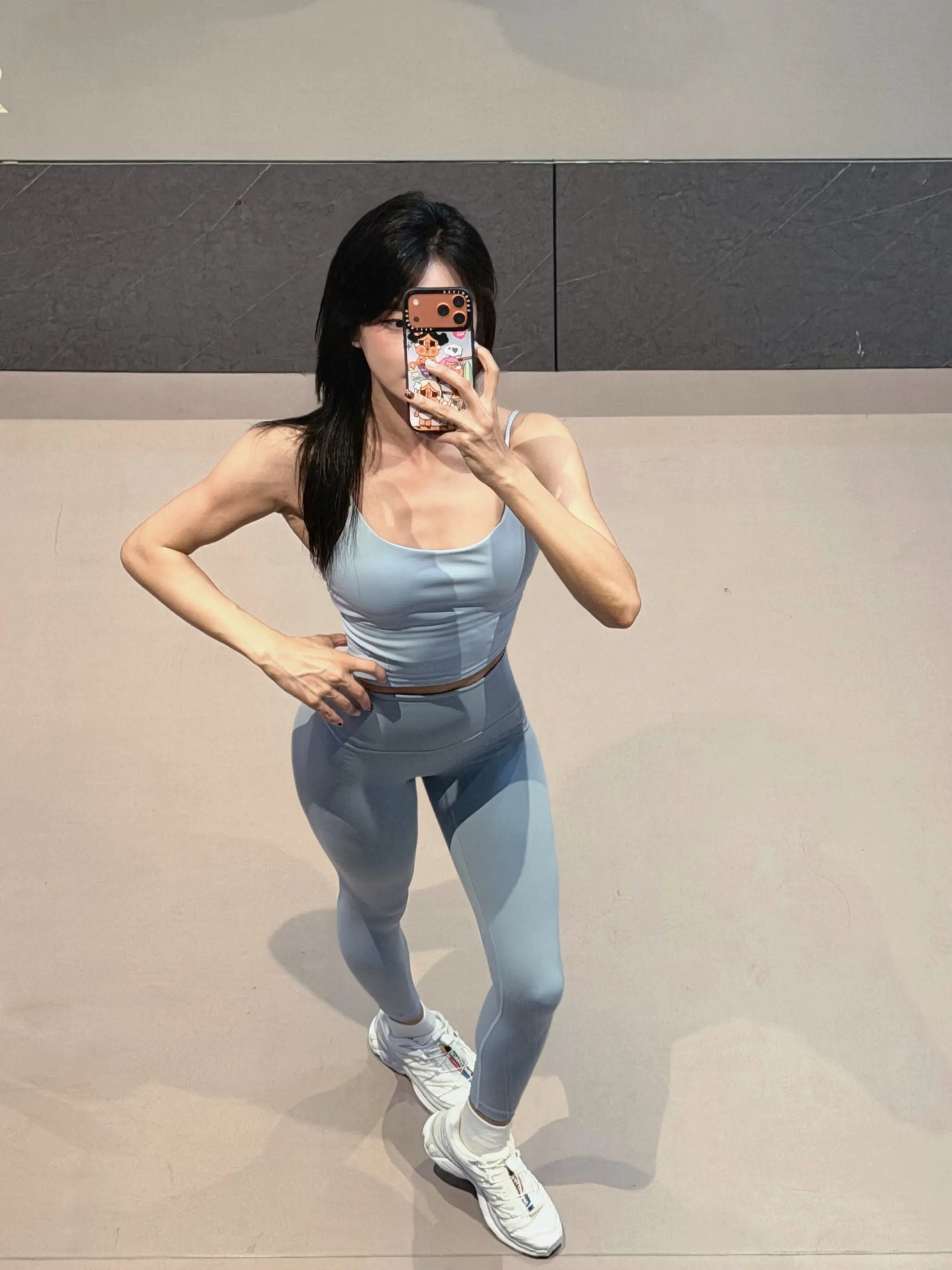 发照片不是为了博取关注。实际上是喜欢伴着音乐欣赏自己