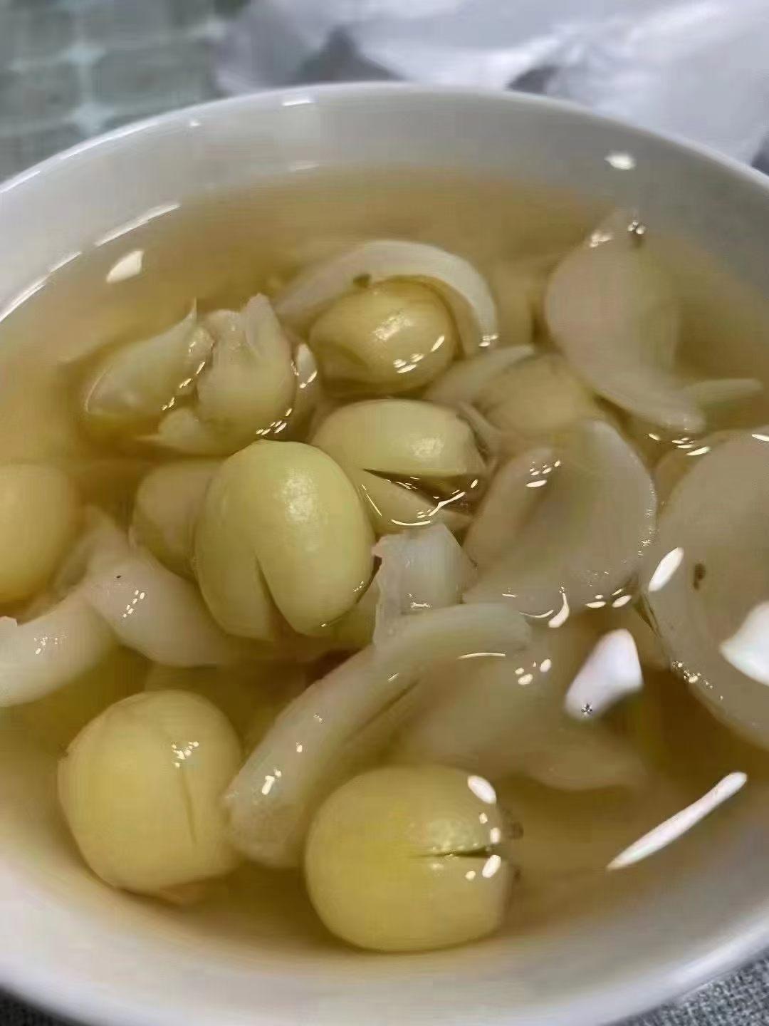 一碗泡着的大蒜瓣真入味。