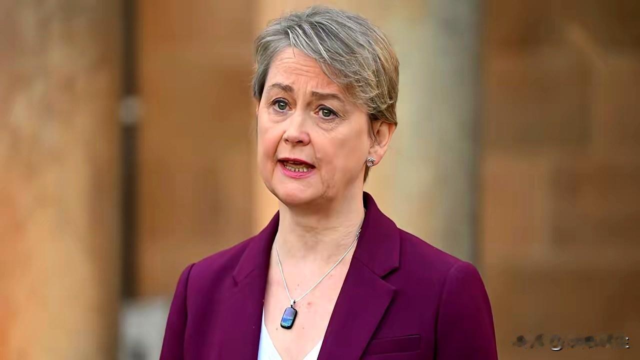 天空新闻消息，英国外交大臣伊薇特·库珀已当面告知首相斯塔默应辞职。这位被形容为“