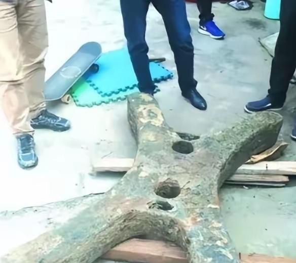 2008年7月，南京一位渔民将一块大磁铁扔进了秦淮河，希望能吸上点破铜烂铁，没曾