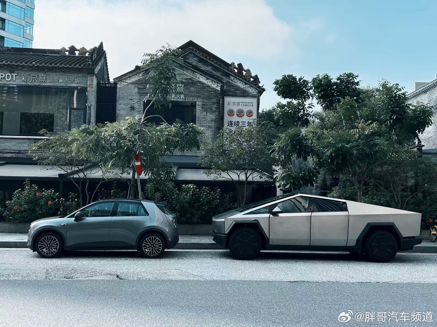胖哥汽车频道[超话] 小虫子跟赛博皮卡在一起，我觉得小虫子更好看一点[笑cry]