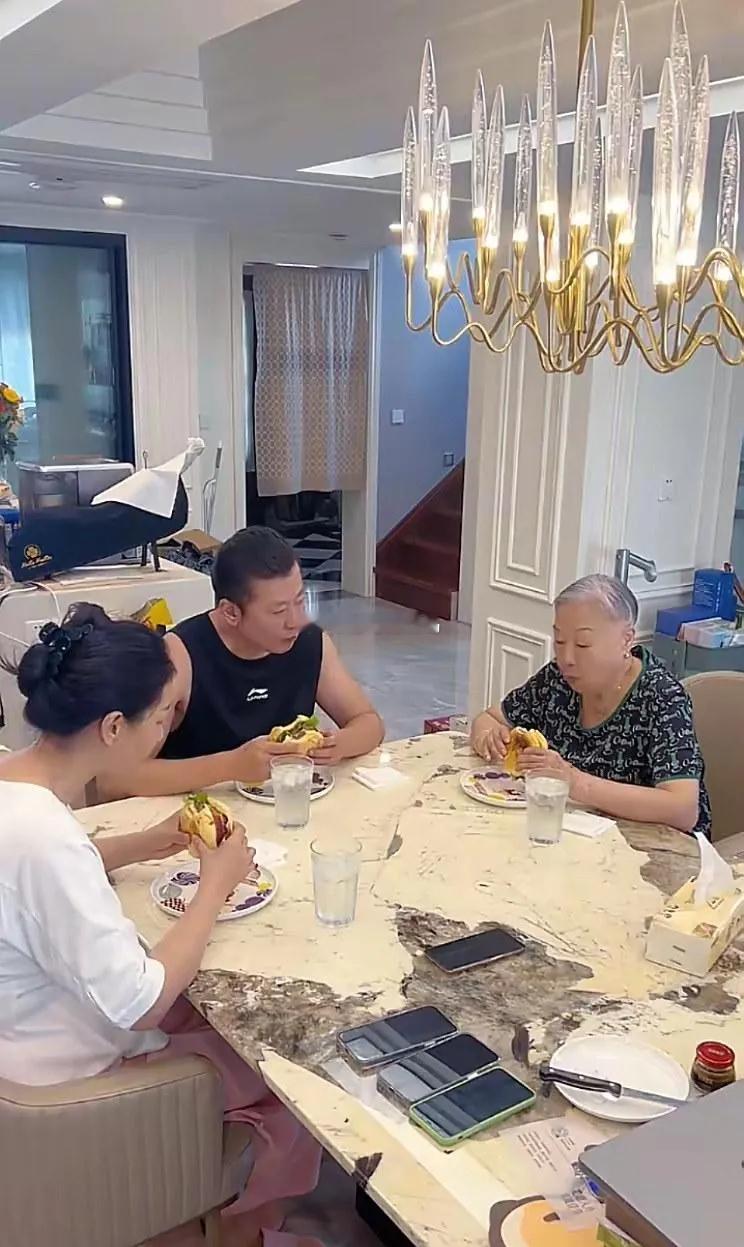 60岁老戏骨孙思瀚住在上海独栋别墅，房子一共四层，院子大得能踢足球，女儿20多岁