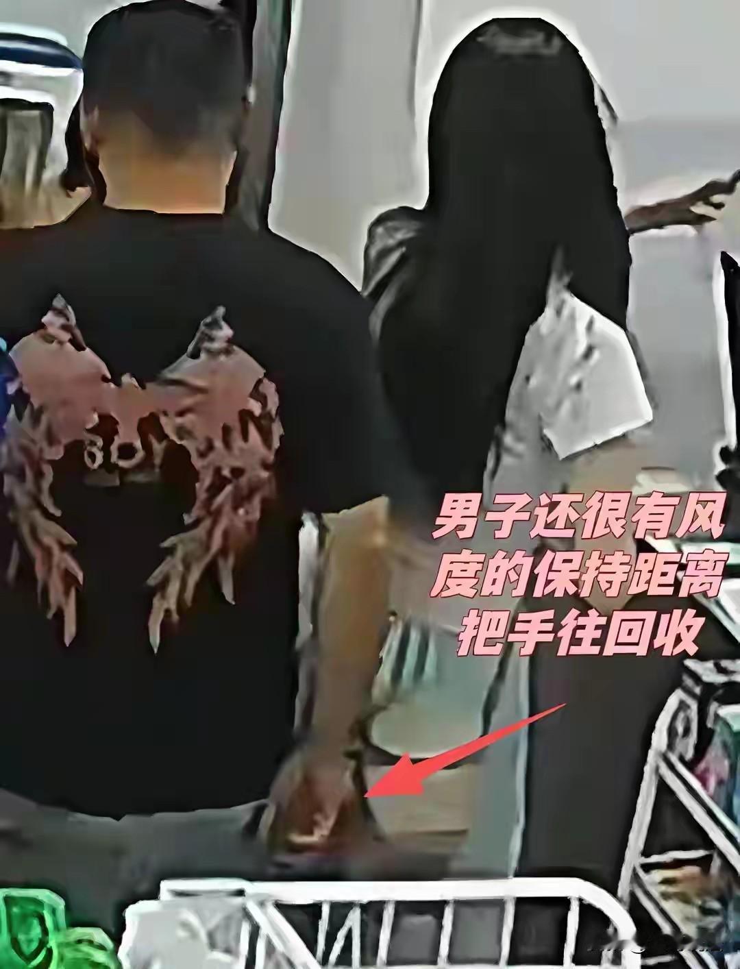 “太坑人了！”浙江龙泉，一男子在便利店买东西，有个女子正在结账，男子路过，一不小