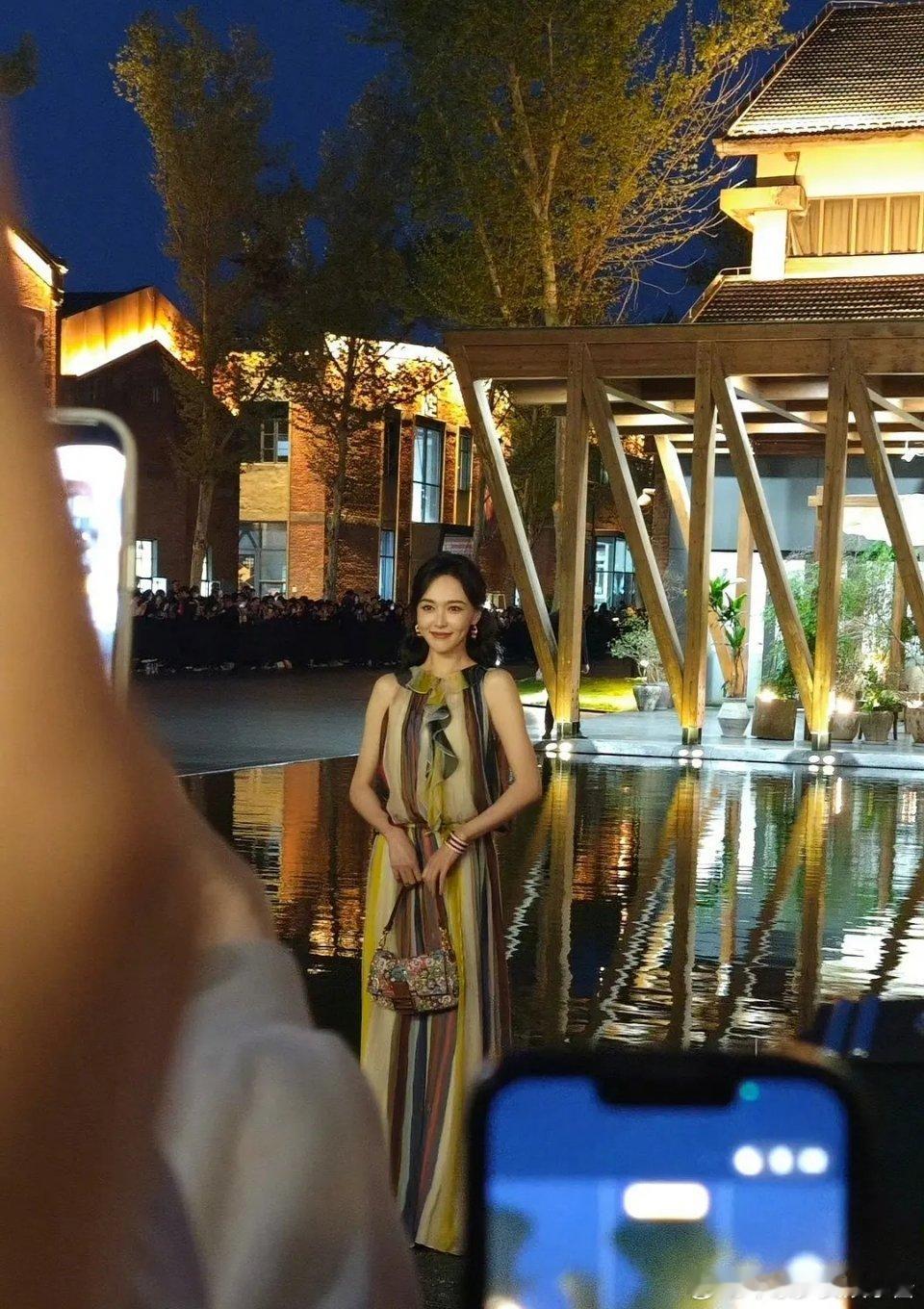 孟子义VS唐嫣，拍照还是太僵硬了 