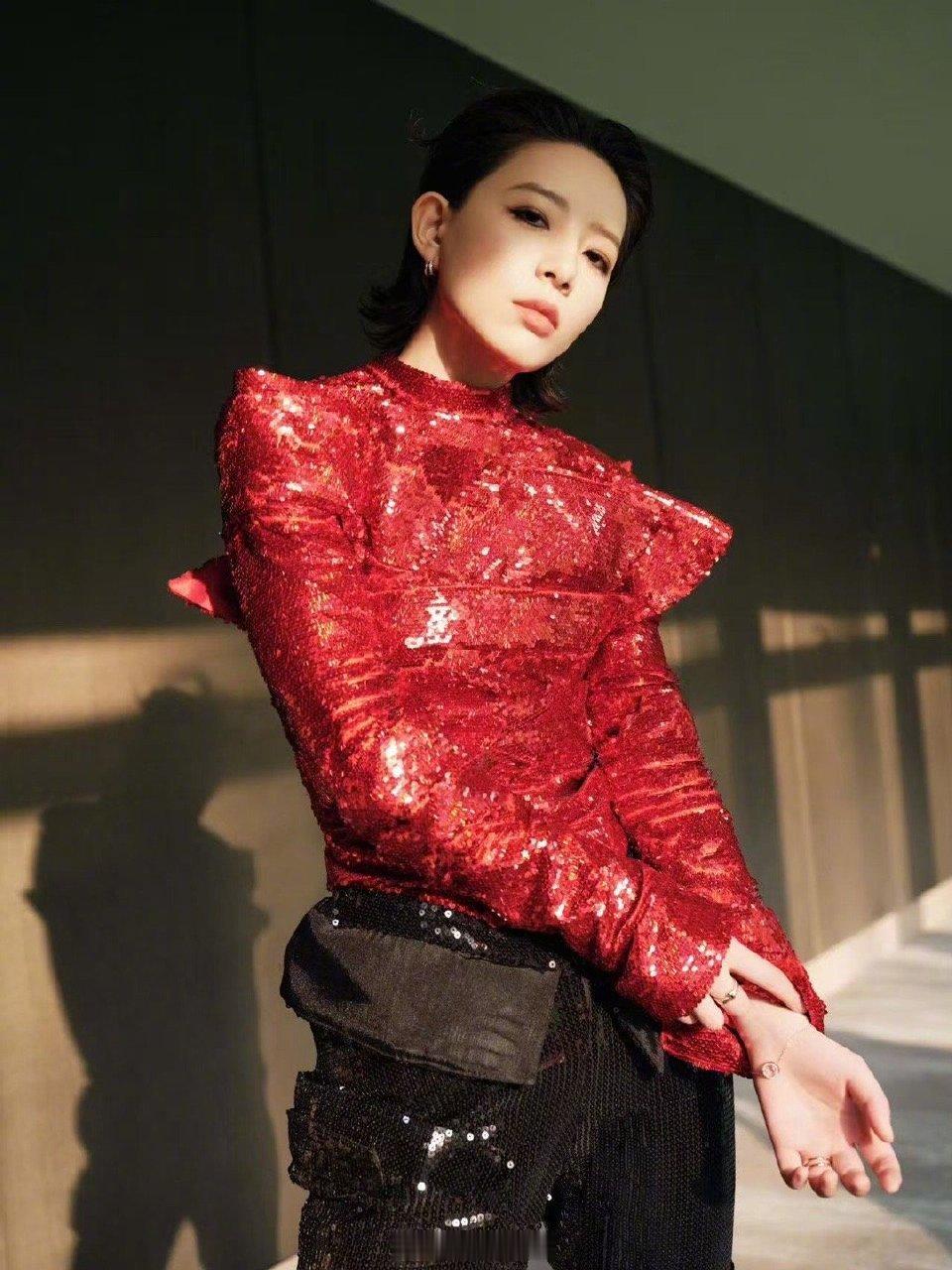 李斯丹妮把自己穿成了花木兰 春晚 春晚名场面+1！李斯丹妮化身花木兰，又美又帅，