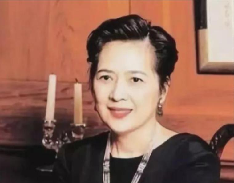 1992年，刘銮雄向宝咏琴提出了离婚，宝咏琴提了三个条件：“第一，给我买一部私人