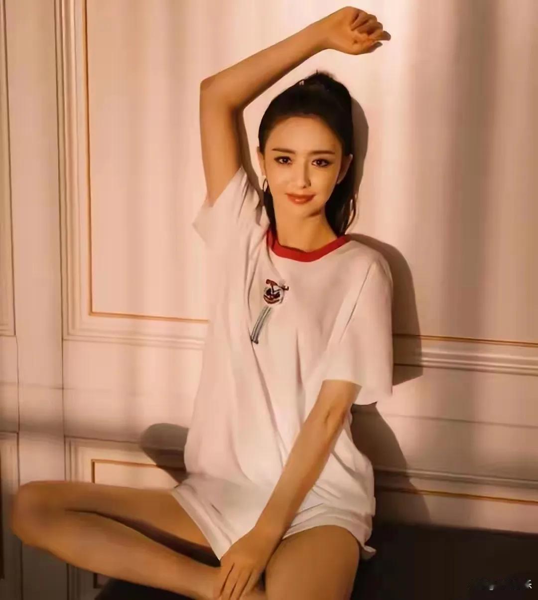 11月10日，42岁的佟丽娅被拍到与一位年轻男子深夜从酒吧走出，两人牵手互动甜蜜