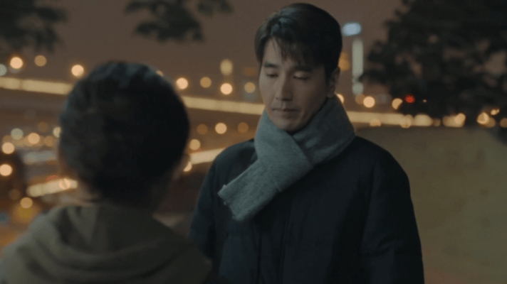 年上的魅力来自于禁欲的克制 俩人同框氛围感直接拉满！哪怕只是并肩散步、闲聊日常，