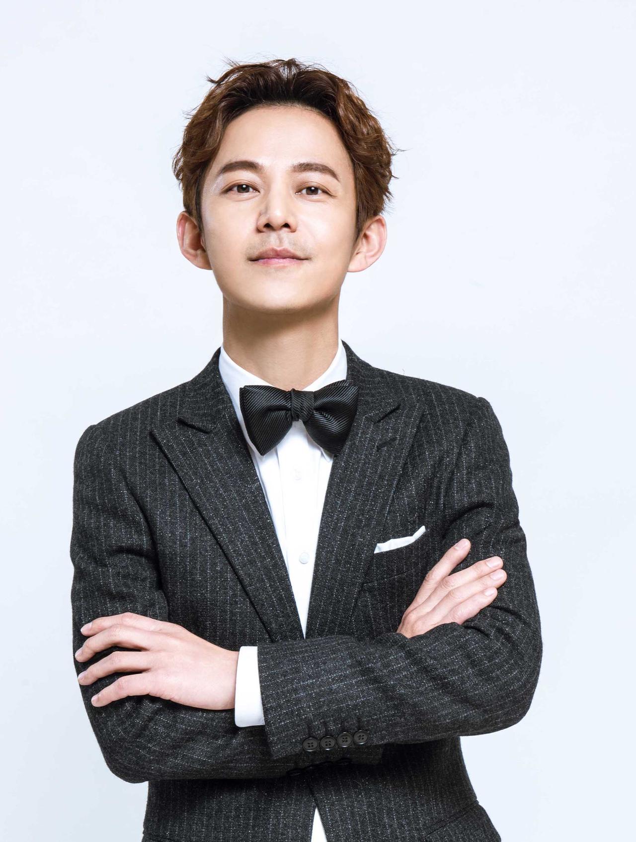 独身的何炅在节目中坦言晚年孤独，身边无子女陪伴。镜头前，何炅悄然流下眼泪，这一幕