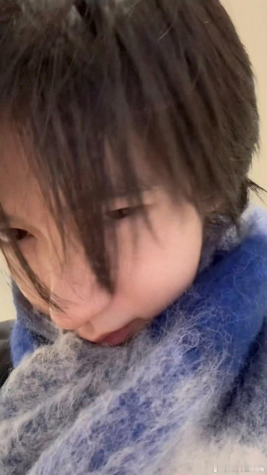 刷到贺峻霖的照片，不得不感叹这脸就是天然优势，怎么拍都超有氛围感，下辈子要是能长