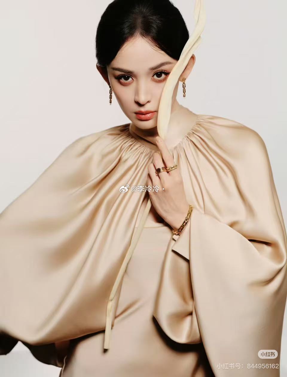 谁懂啊！！娜扎这组图，每一帧都像上世纪好莱坞的定妆照，那种古典优雅的劲儿拿捏得太