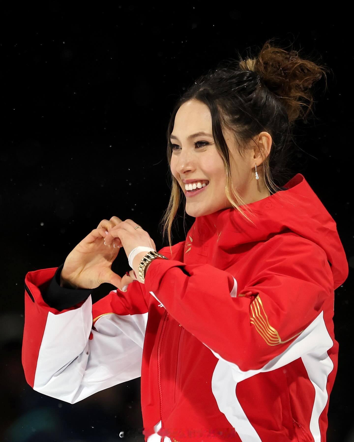 谷爱凌和现场雪迷合影 📍『2026米兰冬奥会』自由式滑雪女子大跳台决赛🥈谷爱