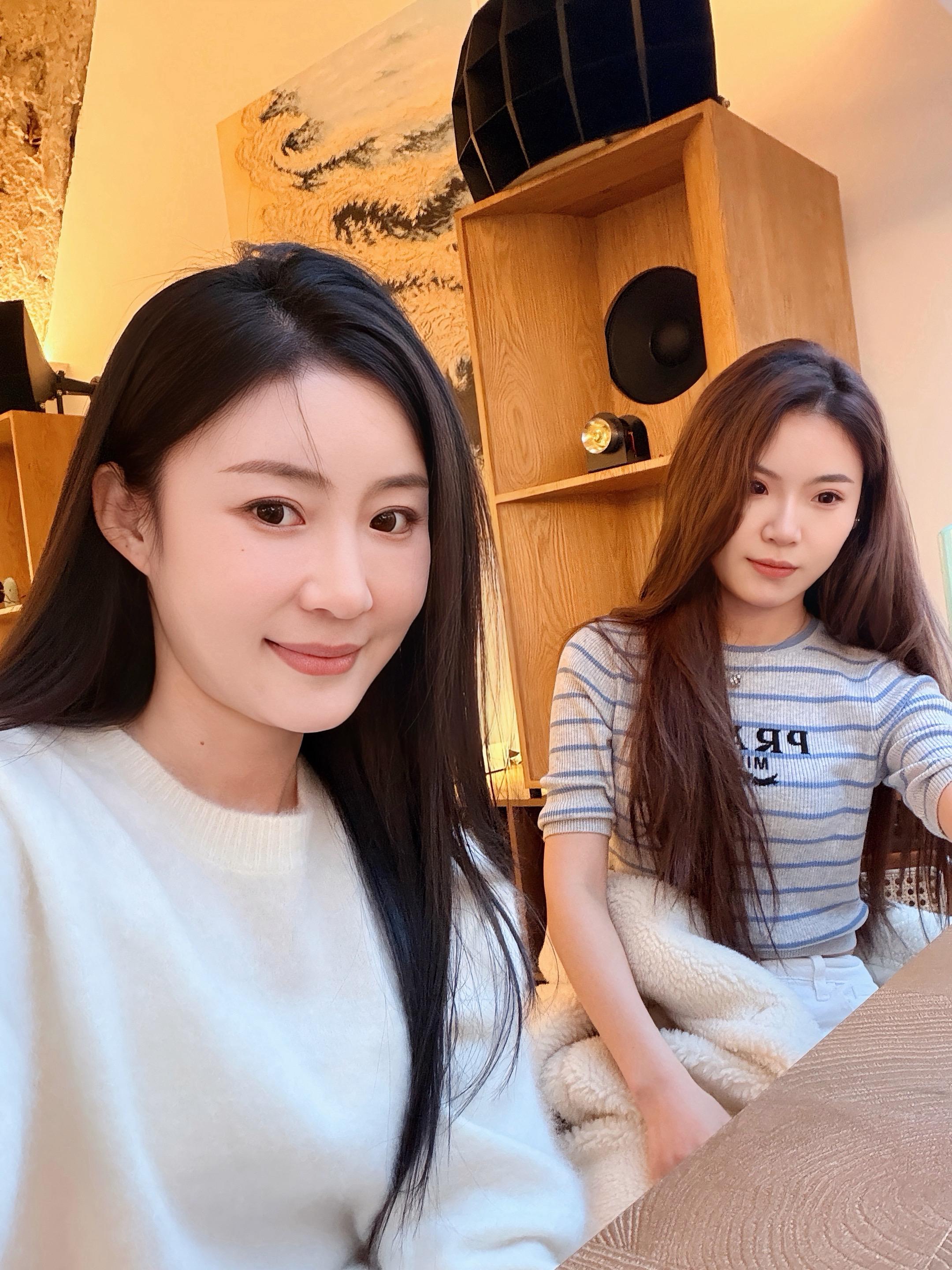 妹妹已经长成了落落大方的姑娘……相差12岁的我俩真的是长姐如母，常常跟...