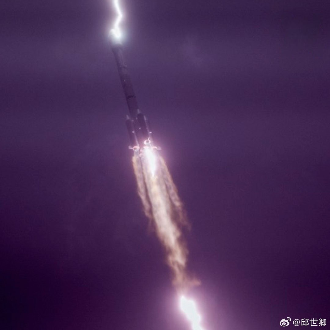 長征三號乙火箭在升空數秒後遭到閃電擊中。儘管火箭本身發生強烈放電，火箭仍繼續正常